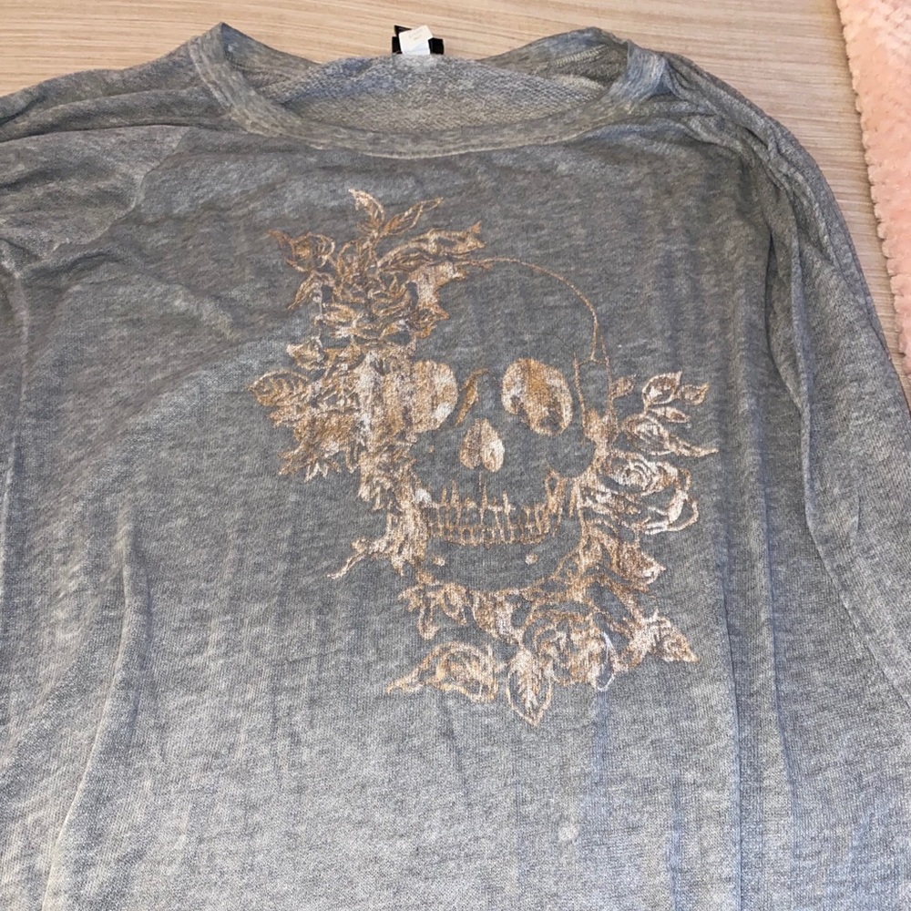 Lightweight sweatshirt with skull design